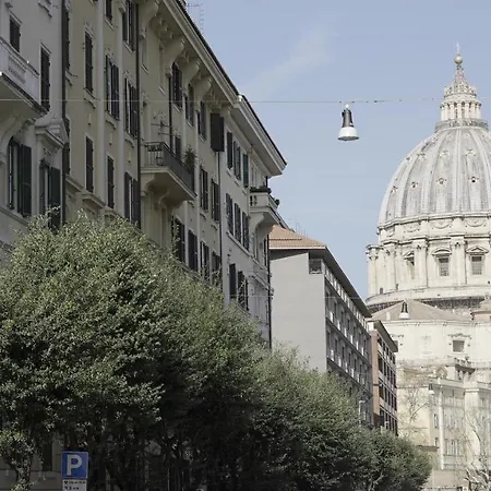 Quiet Vatican Hideaway, 1 Min To Train Station Apartment